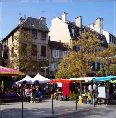 Nous sommes déjà venus dans cette ville lors d'un précédent quiz : allons "Place du Bourg". Dans l'histoire de la ville, c'est la place des Comtes en lutte avec les Evêques. Nous sommes à ...