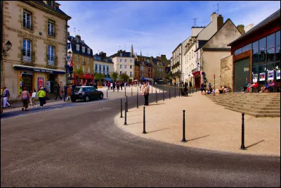La "Place des Lices" tire son nom des nombreux tournois qui s'y sont déroulés au Moyen-Âge. C'est une place allongée et en pente, qui communique avec la cathédrale par la rue de la Monnaie et avec le port par la rue Saint-Vincent. Nous sommes à ...