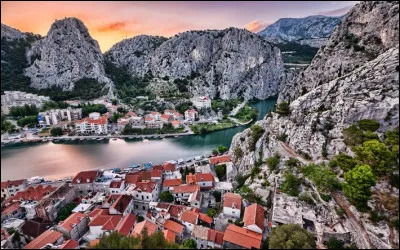 Où irez-vous admirer le littoral découpé et spectaculaire de la Dalmatie ?