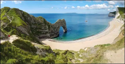 Le Dorset est un comté anglais célèbre pour ses plages et ses falaises. Quelle mer borde celles-ci ?