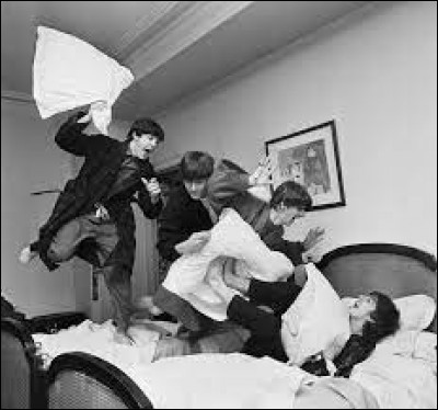 Qui est l'auteur de cette célèbre photographie intitulée "The Pillow Fight", représentant le groupe The Beatles ?