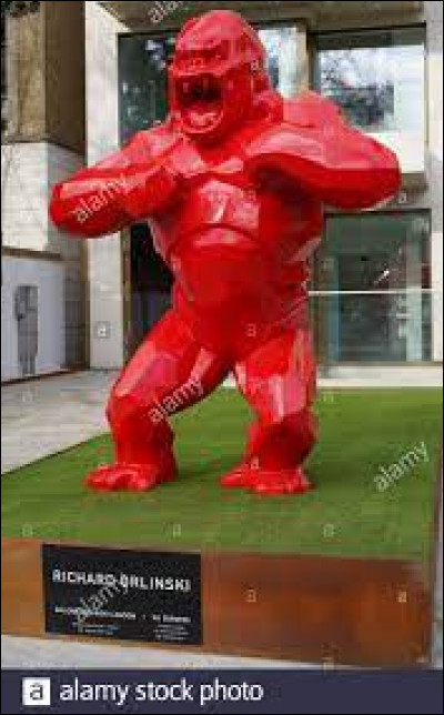 Qui a créé cette sculpture de couleur rouge représentant King Kong ?