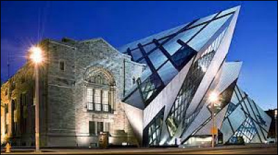 Quel est le nom de ce musée situé à Toronto, possédant une extension à l'architecture originale ?