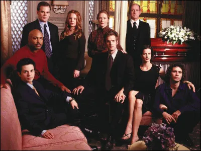 Dans quelle s&eacute;rie chaque &eacute;pisode commence par une mort et les services d'une entreprise de pompes fun&egrave;bres ?