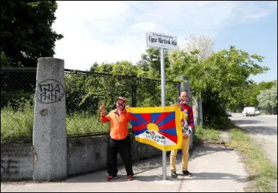 On y voit aussi fleurir des &laquo; Avenue du Dala&iuml;-lama &raquo;, &laquo; ...des Martyrs ou&iuml;gours &raquo;, &laquo; ...de Hongkong libre &raquo;, &laquo; ...de l�&eacute;v&ecirc;que [clandestin] Xie Shiguang &raquo; en banlieue de la capitale : pourquoi ?