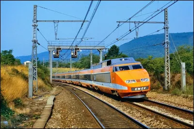 Vous connaissez sans doute les bogies, ces chariots situés sous les trains et sur lesquels on fixe les essieux. On va aborder un type particulier de bogie, les bogies Jacobs, présents sur les rames TGV. Quelle est leur particularité ?