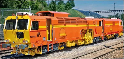 Les voies ferrées doivent être régulièrement entretenues pour éviter les mauvaises surprises. Pour les rénovations lourdes, l'une des machines les plus importantes est celle en photo, appelée bourreuse. Pouvez-vous me rappeler sa/ses fonction(s) ?