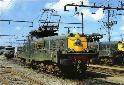 Passons maintenant à ce dispositif rétractable qui fait la liaison entre le train et la ligne d'alimentation évoquée dans la question précédente. Saurez-vous me rappeler comment ça s'appelle ?