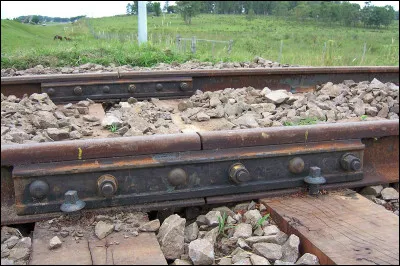 Sur les voies ferrées, on peut parfois voir ces pièces métalliques nommées éclisses. À quoi servent-elles ?