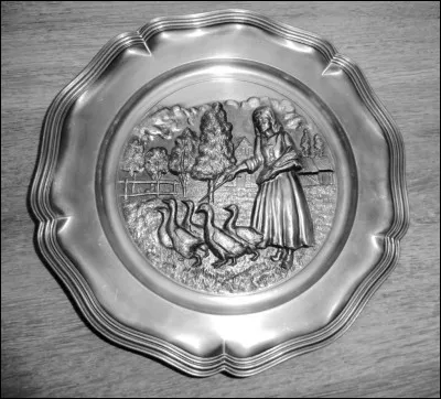 Ourlet qui se trouve au bord d'un plat ou dune assiette en étain :