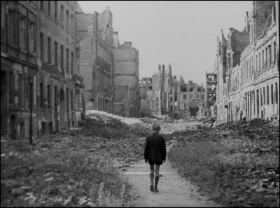 A quel pays le cinéaste Roberto Rossellini a-t-il consacré un film intitulé "Année zéro" ?