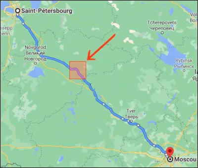 Selon la légende, pourquoi la ligne ferroviaire Moscou - St-Petersbourg fait-elle un détour de 17 km ?