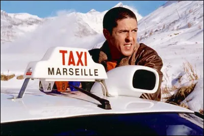 Quel acteur sillonne les rues de Marseille et de Paris au volant de son taxi ?