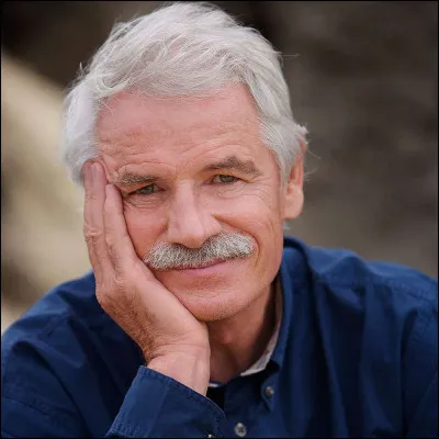 Quelle est la spécialité de Yann Arthus Bertrand ?