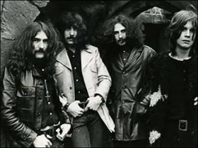 Étant le groupe précurseur du heavy métal, Ozzy Osbourne et ses compagnons ont fait rayonner ce groupe qu'est "Black Sabbath". Formé en 1968, il a réussi à vendre des millions d'albums, certains devenant disques de platine. Il n'a pas chanté :