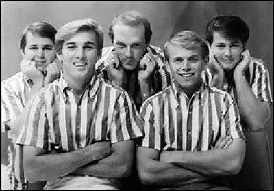 Les frères Wilson font partie de ce groupe américain connu qu'est "The Beach Boys", formé en 1961 et à l'origine de la surf music. Il n'a pas chanté :