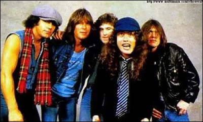 Ayant un nom faisant référence au courant électrique, le groupe de rock australien "AC/DC" est connu pour la tenue d'écolier du guitariste Angus Young, mais également pour ses multiples titres et albums. Formé en 1973, il n'a pas chanté :