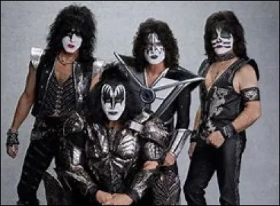 Formé en 1973, le groupe "Kiss" est reconnu dans le monde entier, en particulier grâce au maquillage gardé jusqu'en 1983, ainsi qu'avec leurs nombreux titres. Mais il n'a pas chanté :