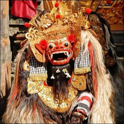 Quelle &icirc;le indon&eacute;sienne, qui a pour capitale Denpasar, compte dans ses cr&eacute;atures mythologique le Barong ?