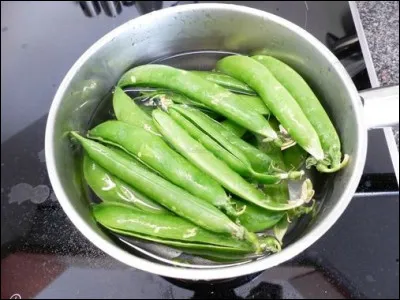 Contre qui le XV de France a-t-il remporté son premier match international ?
