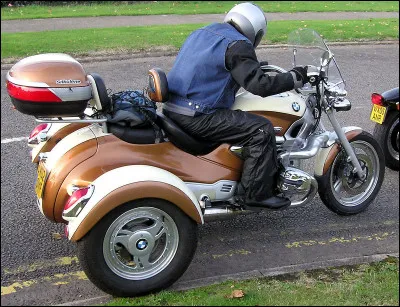 Moto &agrave; trois roues, dont deux &agrave; l'arri&egrave;re :