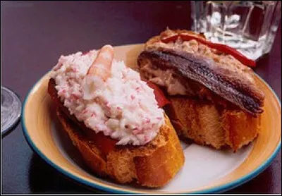 Un peu d'accompagnement solide ne nuit pas durant l'apéro. Comment se nomment ces petites bouchées de pain avec de la nourriture au pays basque ?