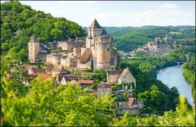 Dans quelle région peut-on déguster le Sarlanoix un apéritif a base de macération de noix vertes ?