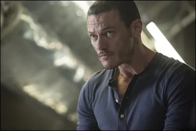 Quel est le personnage joué par Luke Evans ?