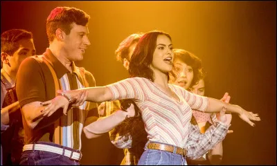 Qui se fait tuer pendant la comédie musicale de la saison 2 ?