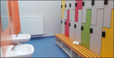 Dans cette pièce, c'est là que les employés se mettent en tenues de travail. Qu'est-ce que c'est ?