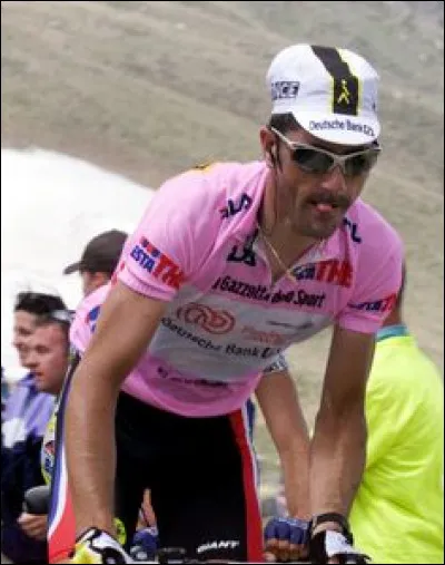 Laurent Jalabert est le dernier coureur français à avoir porté le maillot rose en 1999.