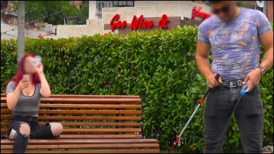 Que va faire cette jeune femme qui pense que l'homme devant elle, est en train d'uriner ?