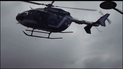 Cet hélicoptère de la gendarmerie transporte, dans cette scène, une unité d'élite. Par quel procédé vont-ils quitter l'appareil ?
