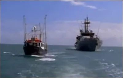Dans cet épisode de la série "Sea Patrol", le petit bateau au premier plan ne respecte pas la réglementation, le patrouilleur derrière lui va tirer des coups de sommation. Mais combien seront effectués ?