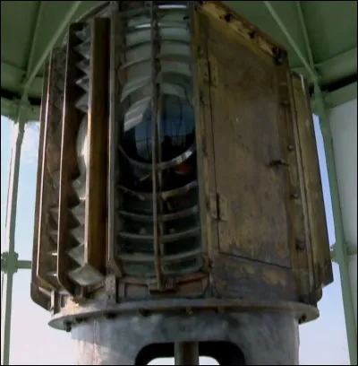 Cette lentille de Fresnel d'un phare va faire une action. Laquelle ?