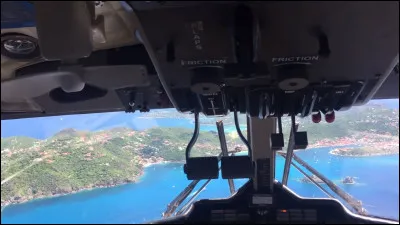 Dans ce cockpit d'avion, que vont faire le pilote et son co-pilote ?