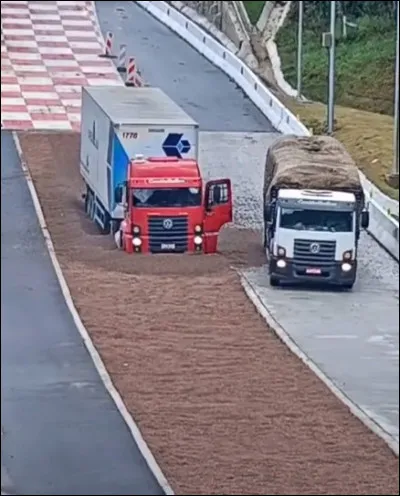 Que va-t-il se passer avec ce camion qui en double un autre ?