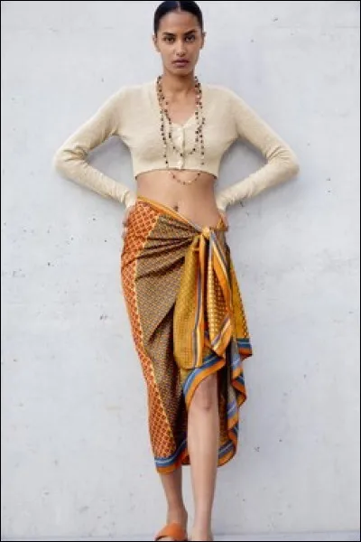 De quel pays est originaire le paréo porté aussi bien par les femmes que les hommes dans cette île ?