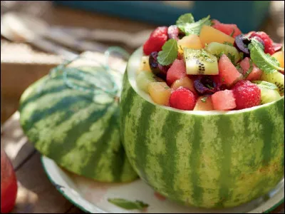 Cette salade de fruits est présentée dans une courgette de Nice :