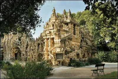 Dans quel département a été construit le Palais idéal du facteur Cheval de 1879 à 1912 ?