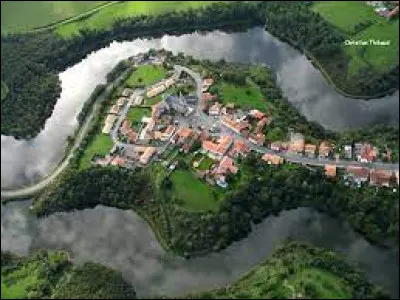 Je vous propose de prendre un peu de hauteur, en survolant Château-Guibert. Commune des Pays-de-la-Loire bâtie sur un éperon rocheux et entourée par deux rivières, dans l'arrondissement de Fontenay-le-Comte, elle se situe dans le département ...
