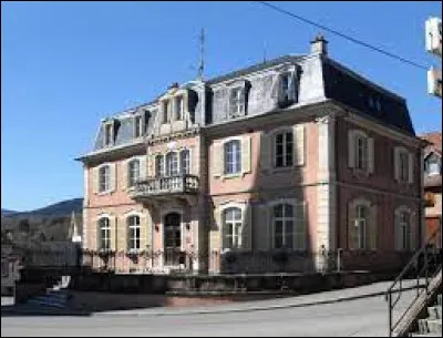 Commune de Bourgogne-Franche-Comté, au pied des Vosges du Sud, Rougemont-le-Château se situe dans le département ...