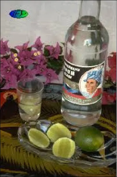 Eau-de-vie fabriquée avec les mélasses de canne à sucre :