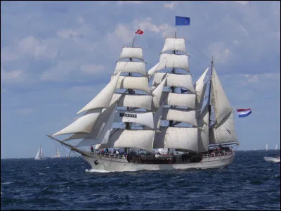 Marine - Chiffon roulé en boule bouchant les trous d'une voile :