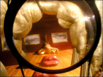 Ce divan en forme de lèvres a été dessiné par Dali.