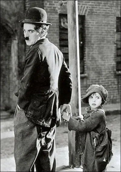 Chaplin connaîtra dès 1914 une carrière internationale. Pour conserver son autonomie dans la production de ses films, quelle compagnie de cinéma va-t-il fonder en 1919 ?