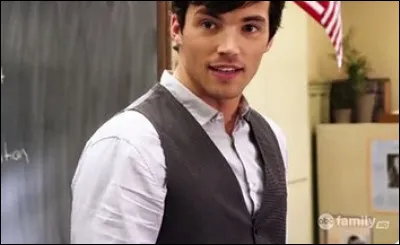 Comment s'appelle l'ancien professeur de français dont Aria Montgomery est amoureuse ?