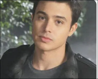 Au début de la série, Spencer, Aria, Hannah et Emily pensent que Garett est de leur côté. Qu'est-ce qu'il les fait changer d'avis ?