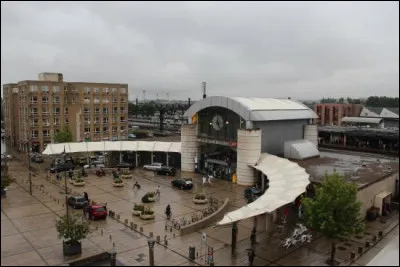 Quelle grande gare se trouve à proximité de la gare de Tours ?