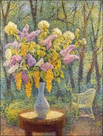 C'est son vase de fleurs sur une table :